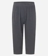 Conjunto de pijama gris oscuro confeccionado en viscosa, compuesto por una camisa de manga corta con cuello en V, abotonada adelante y detalle contrastante blanco; y un pantalón capri con cintura elástica.
