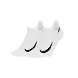 Par de medias invisibles Nike Multiplier blancas con logo negro.