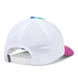Gorra Columbia x Disney tipo trucker, con panel frontal de color verde, visera fucsia, paneles traseros de malla blanca y parche redondo con gráfico de Mickey Mouse practicando esquí. Incluye etiqueta lateral con el logo de Columbia y Disney.
