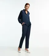 Camisa de satén color verde oliva, de manga larga con puños abotonados y cuello inglés.