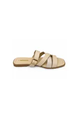 Sandalias bajas Paddock modelo Barim, de color beige con tiras cruzadas en la parte frontal y una tira ajustable con hebilla metálica dorada en el empeine.