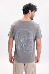 Remera gris oscuro de manga corta con estampa en la espalda inspirada en Star Wars.