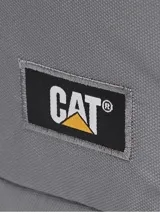 Bolso tipo bandolera Caterpillar color gris, con correa ajustable negra, compartimento principal con cierre, bolsillo frontal vertical con cremallera y detalles de la marca en amarillo y negro.