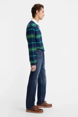 Pantalón de jean azul de corte recto, con tiro medio y cierre de botones.