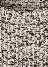 Top de tweed sin mangas con cuello redondo y terminaciones deshilachadas.