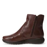 Botas cortas de cuero color negro, con puntera redonda y suela plana de goma. Presentan una hilera de tachas metálicas decorativas en el lateral exterior y costuras reforzadas en el empeine.