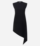 Vestido midi negro confeccionado en scuba crepé, sin mangas y con hombros estructurados. Presenta diseño ajustado en la parte superior y ruedo asimétrico con punta alargada lateral.