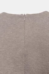 Top de manga larga con cuello redondo, confeccionado en tejido de sarga color tostado. Presenta un diseño entallado con trabillas laterales decoradas con botones dorados y cierre de cremallera en la espalda.