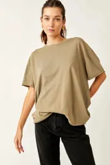 Remera de tela liviana con caída fluida, de calce oversize, con escote redondo, mangas cortas con puño enrollado, hombros caídos y ruedo curvo.
