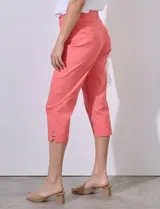 Pantalón capri de gabardina elastizada color celeste, con bolsillos simulados delanteros y bolsillos aplicados traseros. Tiene pretina ancha, corte recto y detalle calado en el ruedo.