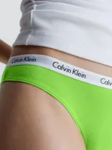 Bombacha clásica Calvin Klein color verde lima, de algodón elástico con cobertura trasera moderada, talle medio y cintura elástica con logo.