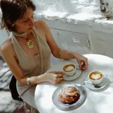 Aros tipo botón dorados con textura irregular que simula la superficie de un molusco.