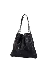 Cartera tipo bolso de hombro marca Las Oreiro, color negro con acabado texturizado. Presenta correas de cadena metálica oscura y detalle de logo grabado en la parte frontal.