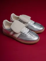 Zapatillas urbanas Champion Sicus color negro con detalles en blanco y suela color caramelo.