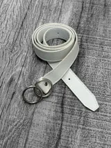 Cinto blanco de cuero sintético con doble hebilla plateada.