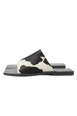 Sandalias planas con punta cuadrada, base negra y capellada de cuero marrón con textura trenzada.