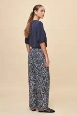 Pantalón gris de corte amplio y silueta fluida, con cintura elástica y cordón ajustable.