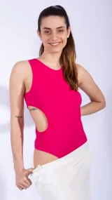 Body negro de algodón con corte irregular y abertura en la cintura.