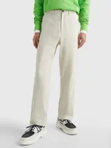 Pantalón de algodón elástico color crema con estampado integral de monogramas TH tonales en jacquard. Tiene dos bolsillos abiertos en la cadera y dos bolsillos traseros con botón.