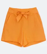 Short de tiro alto confeccionado en mezcla de viscosa y lino en color naranja. Presenta una cintura con pasadores anchos, lazo de ajuste del mismo tejido y bolsillos laterales.