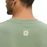 Remera Rhythm de manga corta color verde, con cuello redondo y diseño estampado en el centro del pecho que incluye un gráfico y la inscripción "Rhythm".