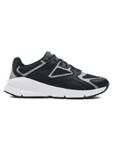 Championes Under Armour Forge 96 Lthr Rissue, diseño inspirado en los años 90 en color negro con detalles en gris y suela blanca, con capellada de malla y cuero.