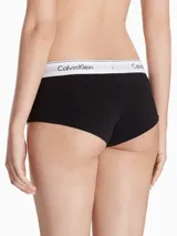 Boyshorts de ropa interior color negro con cintura elástica blanca que lleva el logo de Calvin Klein expuesto repetidamente.