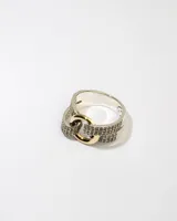 Anillo plateado con doble aro con zirconias blancas y un aro dorado entrelazado.