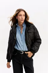 Campera puffer negra con diseño matelaseado en rombos, capucha integrada, cierre frontal y puños elásticos.