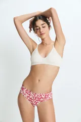 Bombacha tipo culotte con estampado de letras en color rojo sobre fondo crema. Confeccionada en poliamida y elastano con forro de algodón.