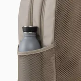 Mochila Puma Buzz de 28 litros, color negro, con compartimentos principales con cierre, bolsillo frontal con cierre, bolsillos laterales de red y logo de la marca en relieve.