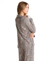 Conjunto de pijama de dos piezas con estampado animal print. La parte superior es una camisa de manga larga con cuello solapa, escote en V, cierre frontal con botones y bolsillo aplicado. El pantalón cuenta con cintura elástica y lazo de ajuste.