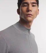 Suéter gris de viscosa texturizada, corte comfort, con cuello alto y cierre de cremallera.