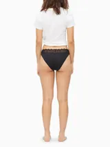 Bombacha clásica Calvin Klein, color negro, confeccionada en microfibra con cintura elástica de encaje.