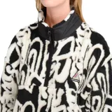 Buzo de polar O'Neill con diseño estampado en blanco y negro, cuello alto con medio cierre frontal, mangas largas y bolsillos laterales.