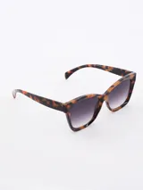Lentes de sol con montura de carey y forma de ojo de gato.