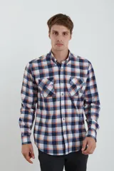 Camisa de viyela de algodón a cuadros color azul, blanco y naranja, de manga larga con dos bolsillos con tapa al frente.