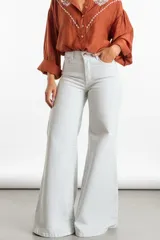 Jeans oxford de tiro alto color tiza, de corte ancho en las piernas y diseño clásico con bolsillos y cierre frontal.