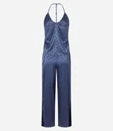 Pijama largo de satén azul con estampa de lunares, compuesto por una musculosa de escote en U con breteles finos y un pantalón de pierna recta con cintura elastizada.