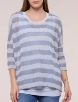 Buzo de tejido calado a rayas horizontales en tonos beige y blanco, de corte holgado, mangas cortas y escote redondo. Incluye musculosa interna básica en color beige.