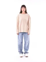 Buzo de manga larga a rayas horizontales color beige y blanco.