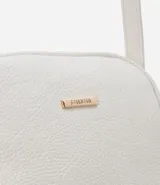 Bolso pequeño femenino de PU color blanco, con correa para cruzar, cierre de cremallera, divisorias internas y pompón decorativo.