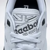 Championes Reebok BB 4000 II de cuero blanco con detalles en negro, diseño de corte bajo, cierre con cordones y suela de goma. Colaboración con el fotógrafo Cam Hicks.