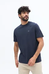 Remera clásica lisa de algodón color azul marino, con escote redondo y logo estampado en relieve en el pecho.