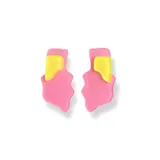 Par de aros colgantes con diseño abstracto en color rosa y amarillo.