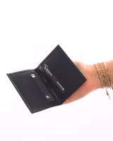 Tarjetero de cuero natural con textura granulada, diseño plegable con múltiples ranuras para tarjetas.