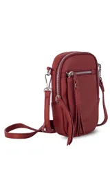 Bandolera compacta color rosado, con correa regulable y desmontable. Tiene apertura superior, bolsillo frontal con cierre y detalle de borla, y bolsillo trasero sin cierre. El interior está forrado en tela y cuenta con un bolsillo adicional.