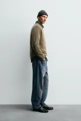 Jersey de punto de cashmere con corte regular fit, cuello redondo y manga larga. Presenta acabados en rib en puños y ruedo.