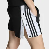 Short Adidas Adibreak de color negro, con las icónicas tres bandas blancas en los laterales y el logo de la marca bordado. Presenta un corte holgado y cintura elástica.