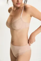 Bombacha tipo vedetina de tiro alto, confeccionada en tela lisa con detalles de encaje en los laterales.